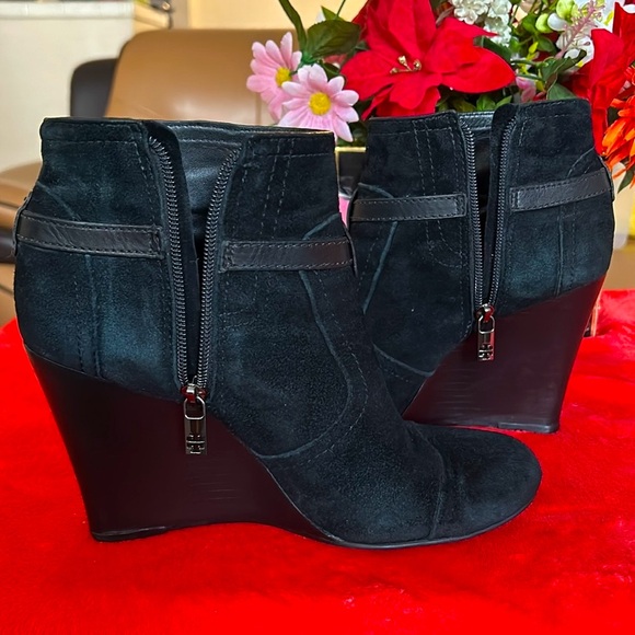 TORY BURCH LOGO SUEDE ANKLE BOOTIE - Picture 6 of 16